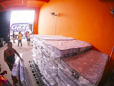 Lojas Gazin doam 100 colchões para famílias atingidas por temporal em Corumbá