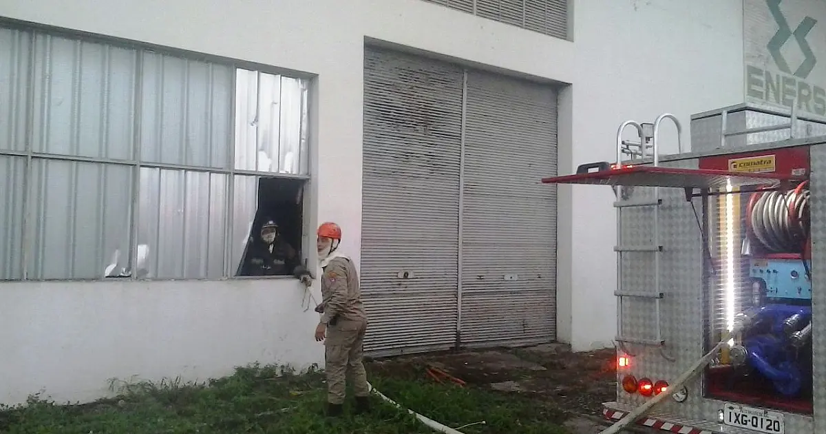 Galpão abandonado da Energisa pega do fogo no Universitário