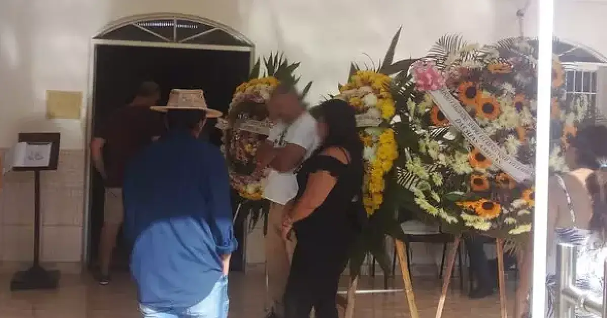 Familiares e amigos se despedem de Andrezza e Marcelino