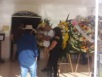 Familiares e amigos se despedem de Andrezza e Marcelino
