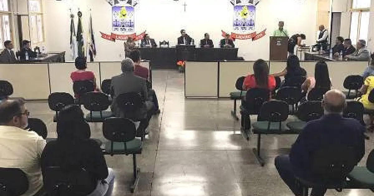 Em sessão da Câmara, prefeito fala em austeridade, corte de secretarias e demissões