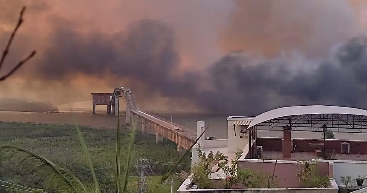 Bombeiros tentam conter incêndio às margens do Rio Paraguai