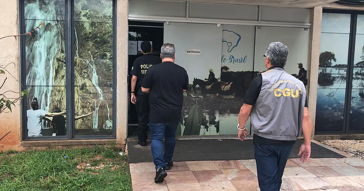 Agentes da Polícia Federal chegam na Governadoria para cumprir buscas