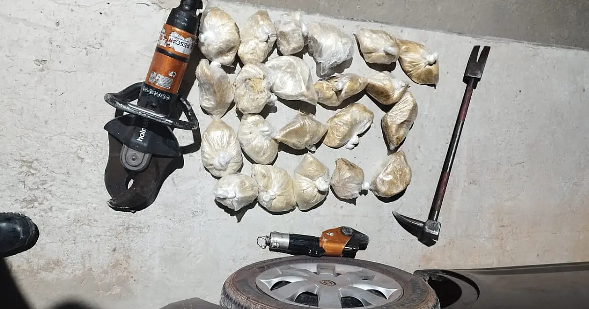 Carro é flagrado com pasta base escondida no tanque de combustível