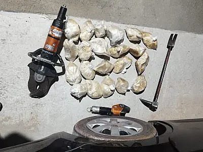 Carro é flagrado com pasta base escondida no tanque de combustível