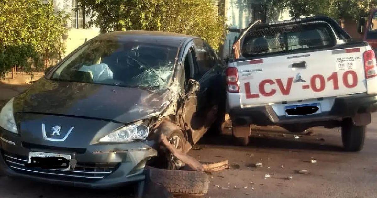 Homem fica ferido em colisão com caminhonete