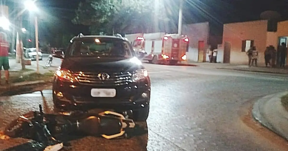 Moticiclistas ficam feridos após colisão com carro