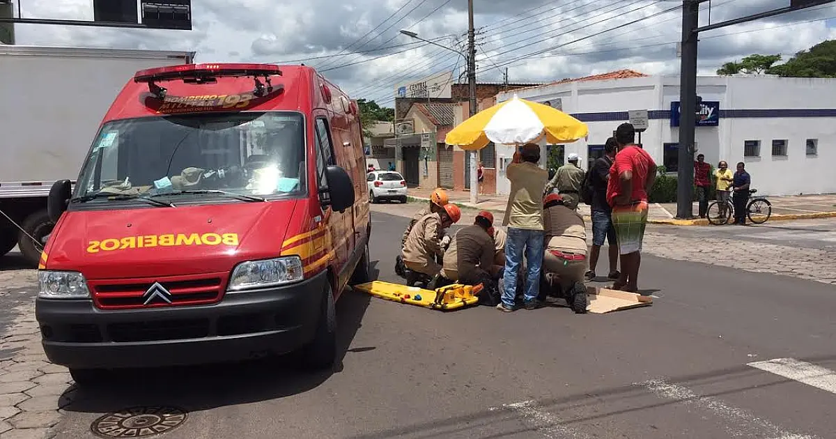 Colisão deixa motociclista com fratura no tornozelo