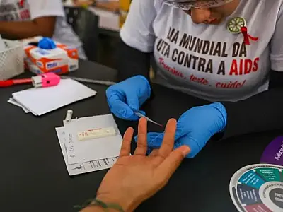 Dezembro Vermelho reforça prevenção, testagem e cuidado a pessoas com HIV