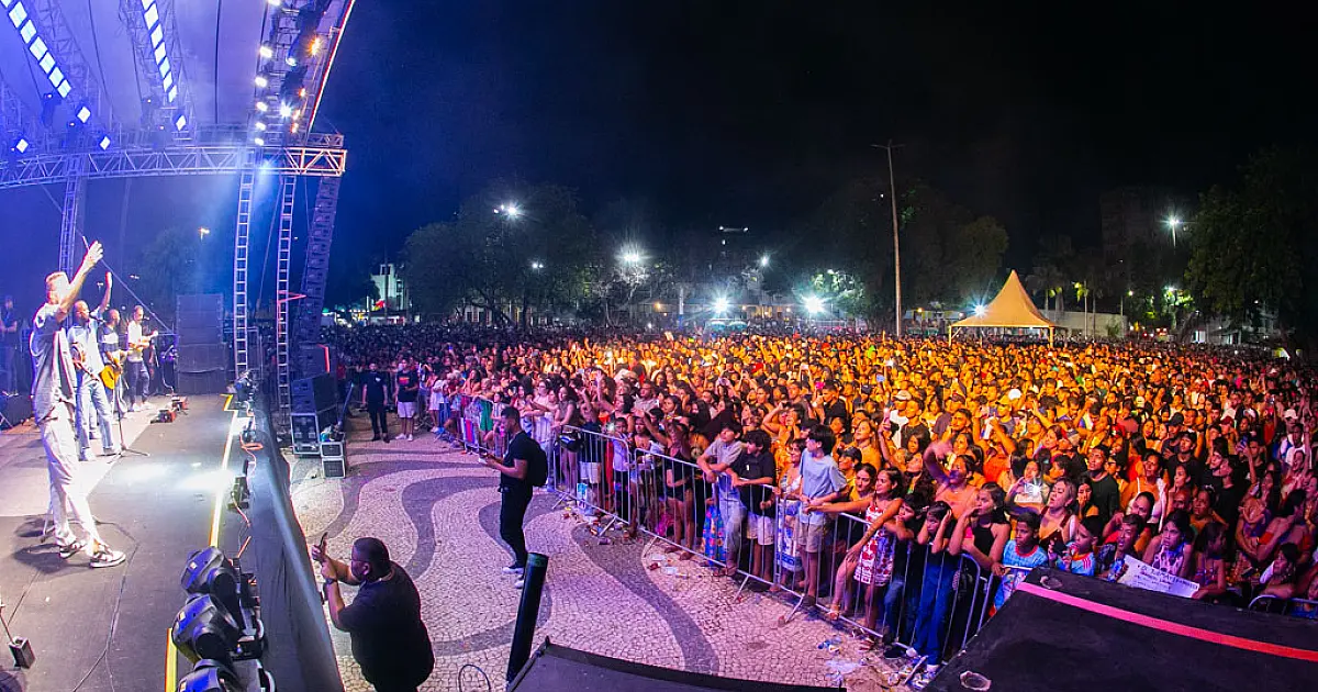 Turma do Pagode embala público de todas as idades no aniversário de Corumbá