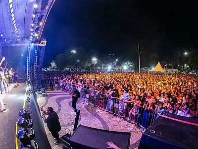 Turma do Pagode embala público de todas as idades no aniversário de Corumbá