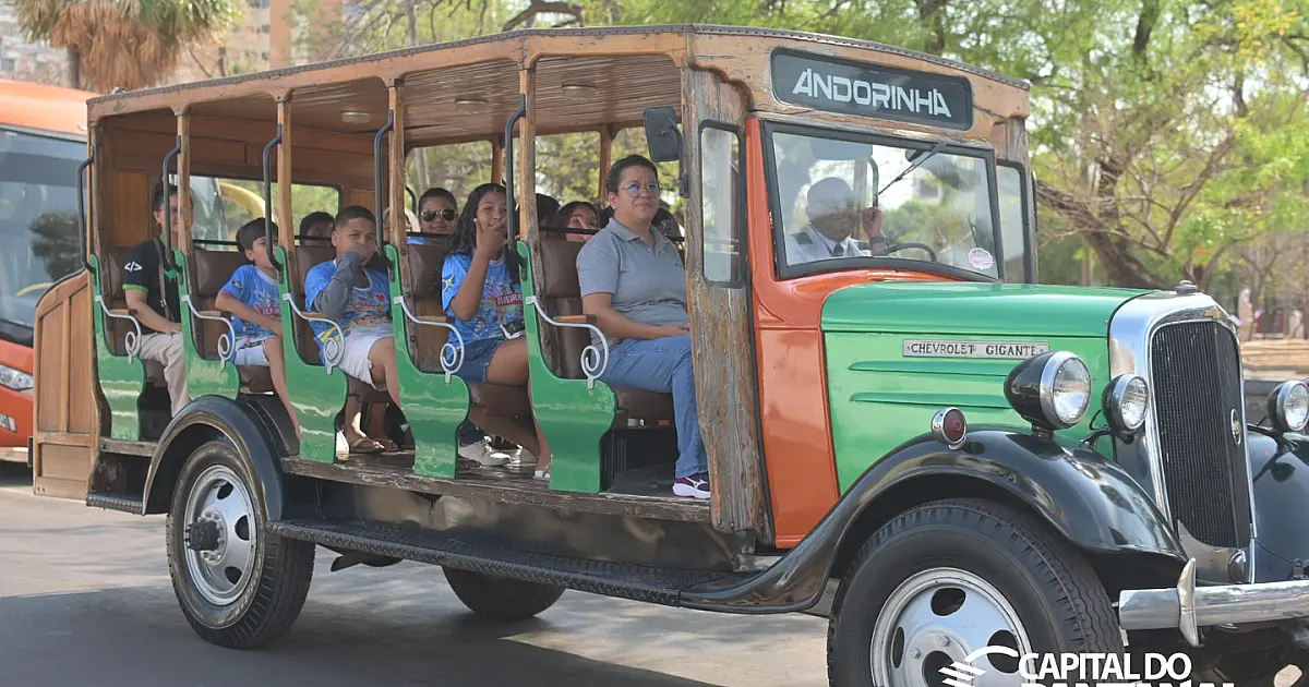 Crianças participam de passeio histórico à bordo de ônibus relíquias da Andorinha