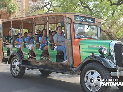 Crianças participam de passeio histórico à bordo de ônibus relíquias da Andorinha