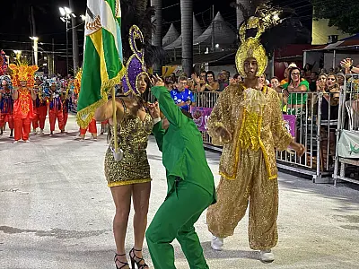 Porta-bandeira torce o pé em desfile e Diretora assume posto no meio da Avenida