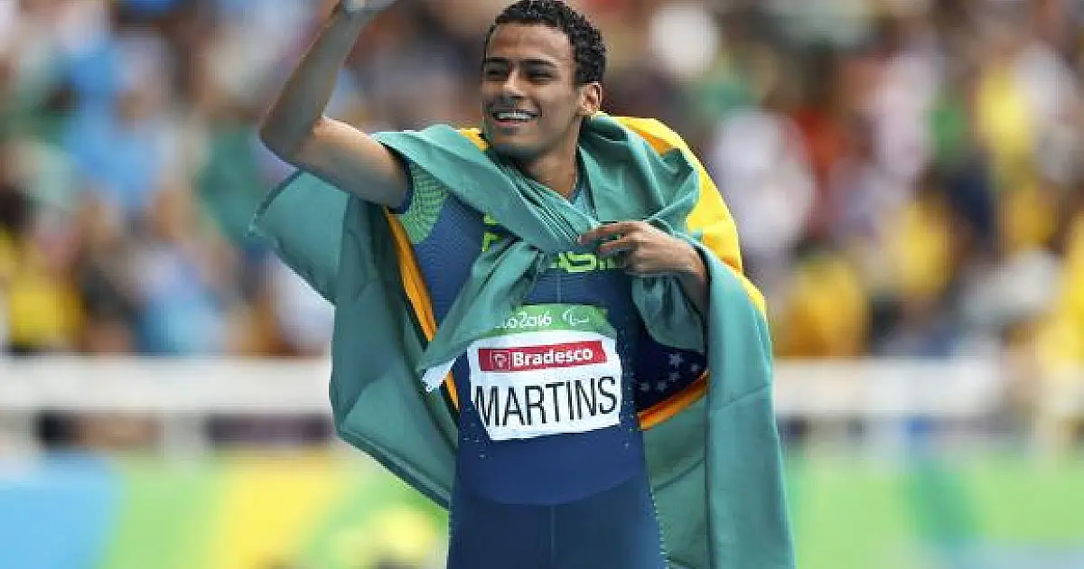 Daniel Martins quebra recorde mundial e fica com o ouro nos 400m