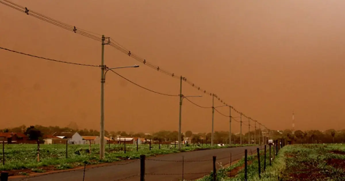 Tempestade de poeira e vendaval causaram estragos em pelo menos sete nos municípios