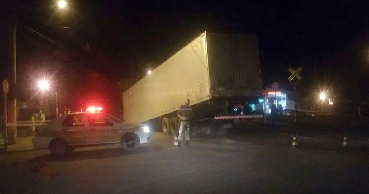 Incidente com semirreboque interrompe trânsito por 2 horas na Rua Albuquerque