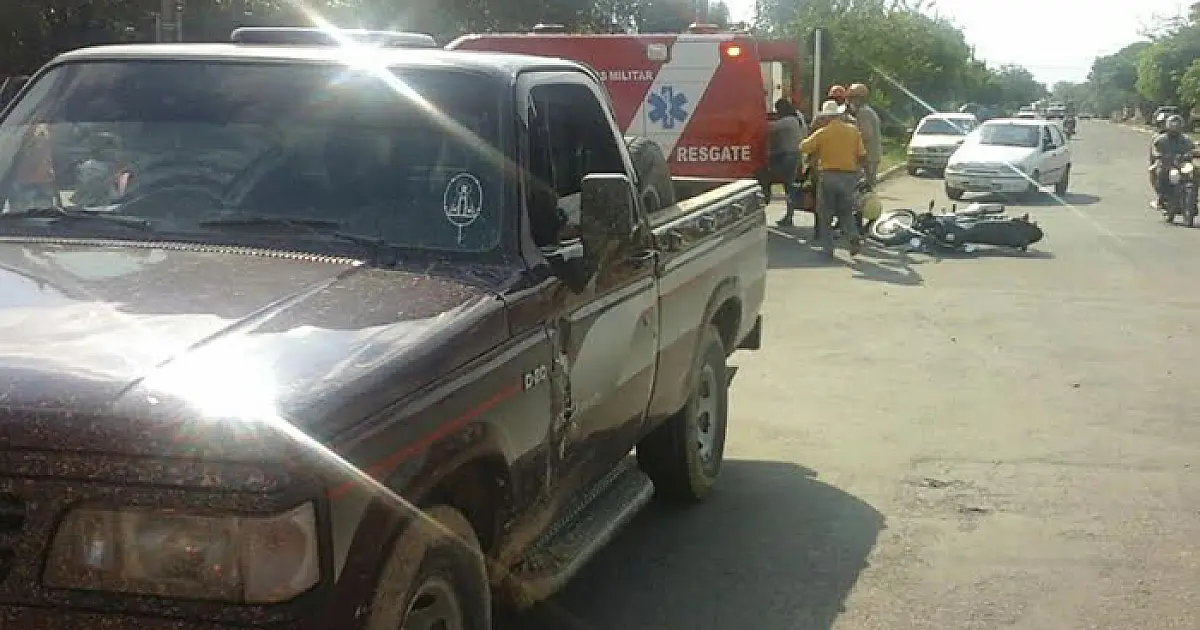 Colisão entre carro e moto deixa mulher com fratura na mão