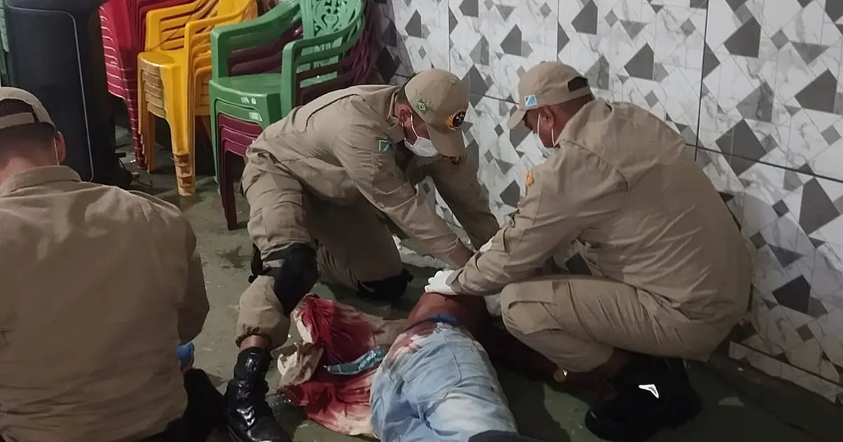 Bombeiros socorrem três homens esfaqueados em três horas de plantão