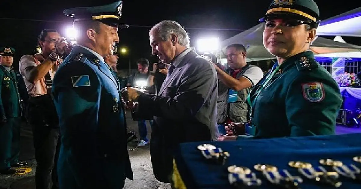 Governador entrega Medalha Tiradentes para 135 personalidades por apoio a Polícia Militar