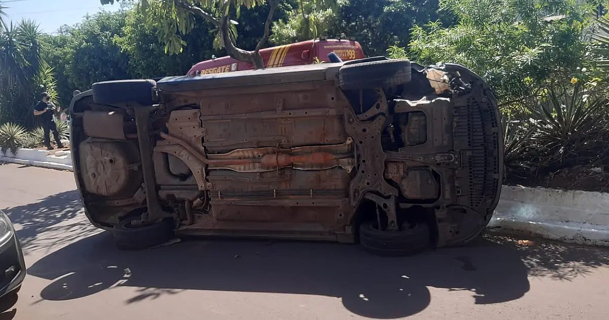 Carro colide em veículo estacionado e tomba na Rua Antônio João
