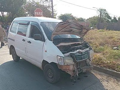 Colisão entre carros causa fratura em motorista