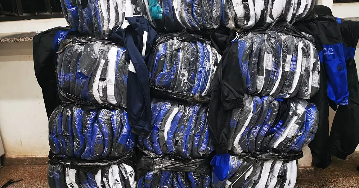 Carro é recuperado com 115 quilos de roupas na Cabriteira