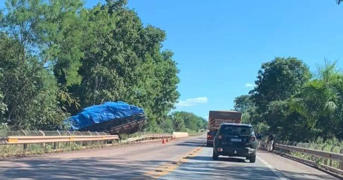 BR 262: Sem acostamento caminhão tomba saindo da estrada