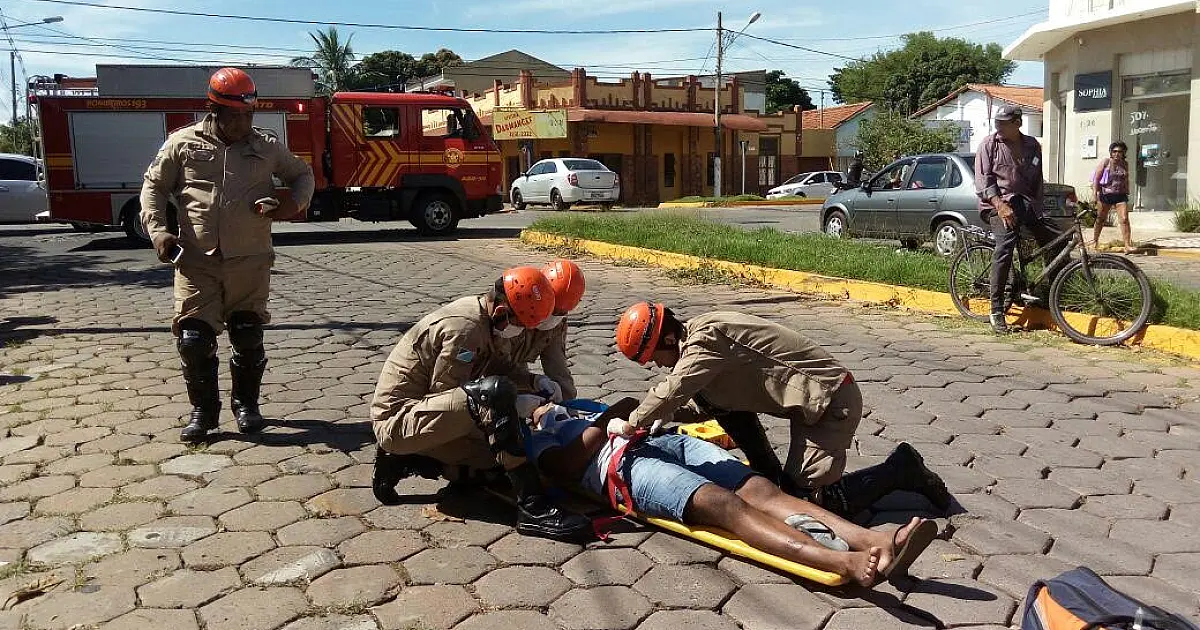 Condutor de moto foge do local do acidente e abandona carona ferido