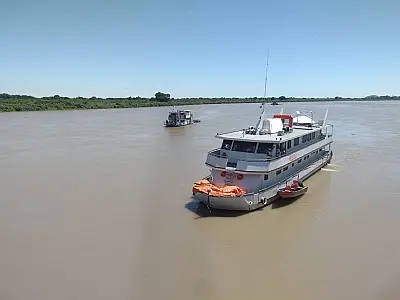 Após incêndios, Expedição Pantanal navega para atender comunidades ribeirinhas