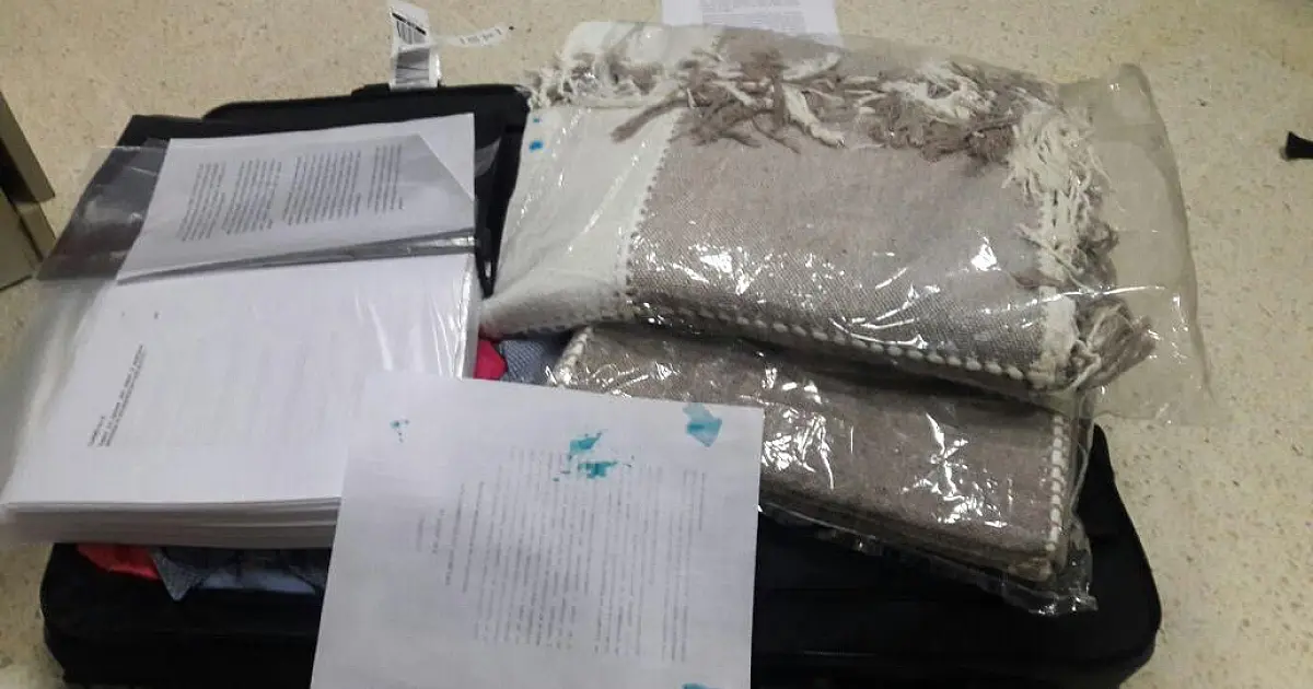 Peruano é preso no aeroporto com mantas e livros engomados em cocaína