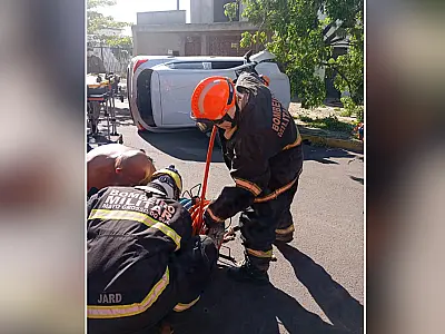 Motorista fica preso às ferragens após capotamento no centro de Corumbá