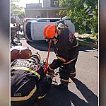 Motorista fica preso às ferragens após capotamento no centro de Corumbá