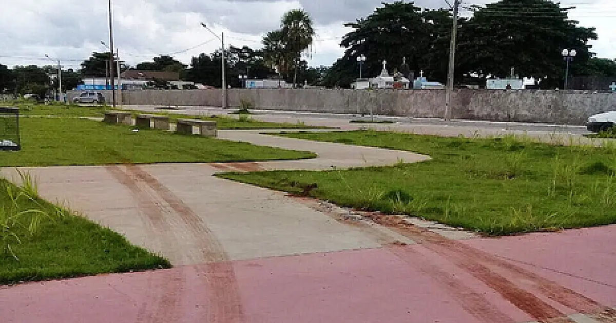 Vereador pede manutenção de praça danificada por veículo pesado