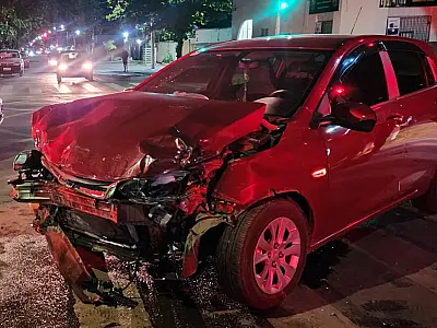 Colisão entre dois carros deixa três jovens feridos no bairro Popular Nova