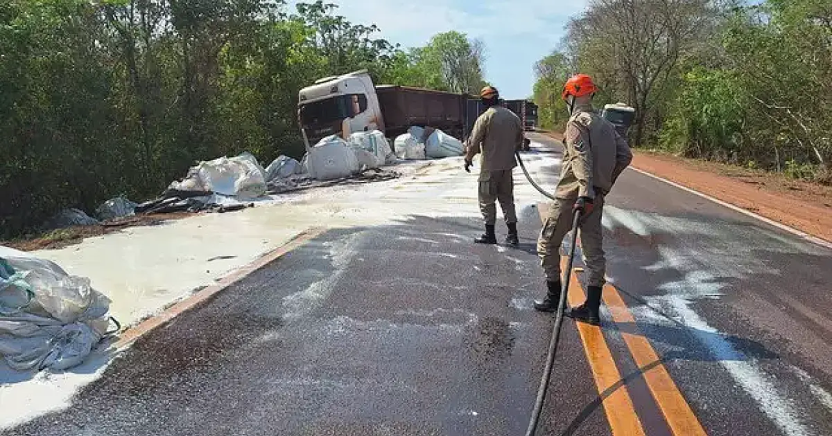 Motorista embriagado tomba caminhão e causa susto na BR-262