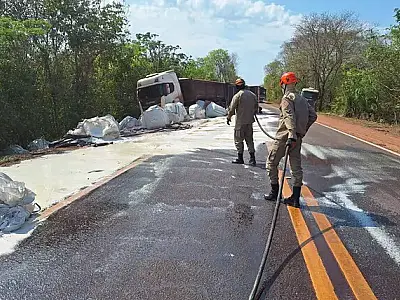 Motorista embriagado tomba caminhão e causa susto na BR-262