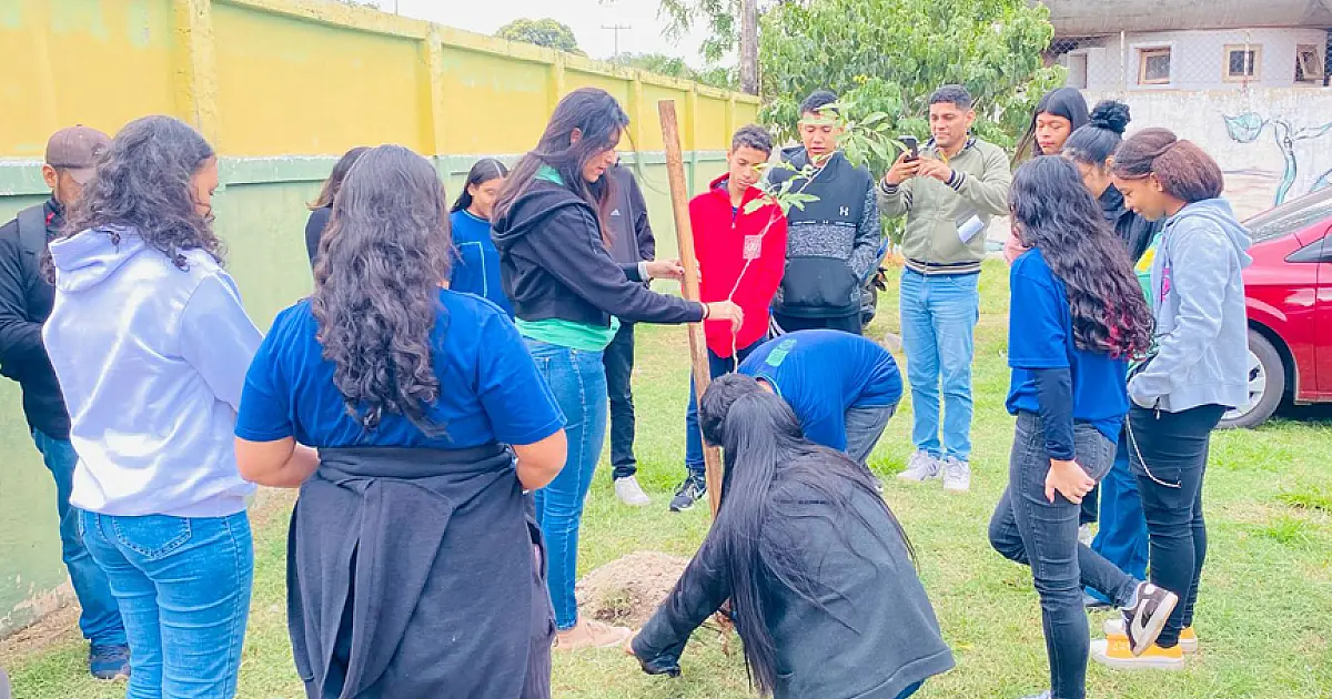 Estudantes da Escola Maria Leite participam de palestra e plantio de mudas