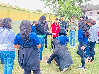 Estudantes da Escola Maria Leite participam de palestra e plantio de mudas