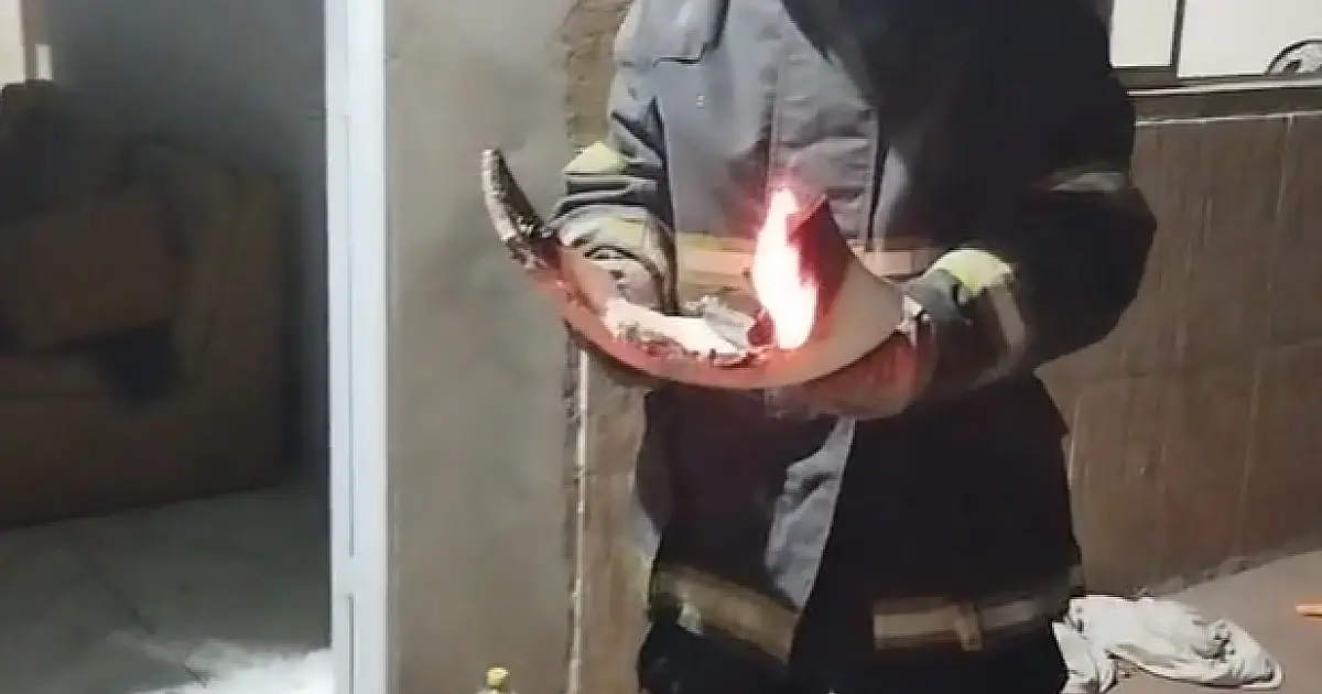 Carregador deixado na tomada provoca fogo em casa no Guatós