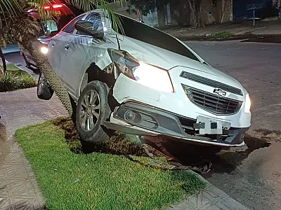 Carro colide em árvore e fica suspenso sobre duas rodas na Firmo de Matos