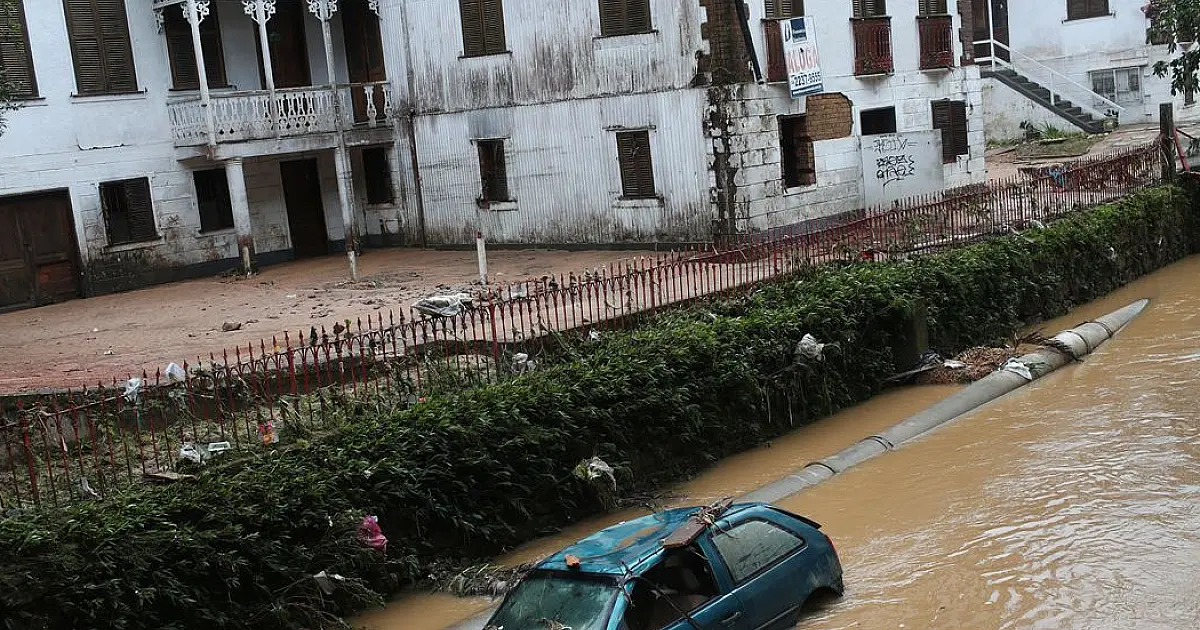 Petrópolis tem 38 óbitos e expectativa de mais chuva ao longo do dia