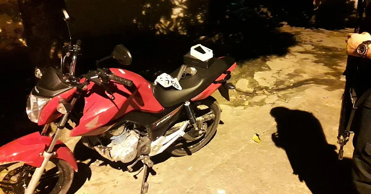 Motocicleta roubada é recuperada e autores são presos