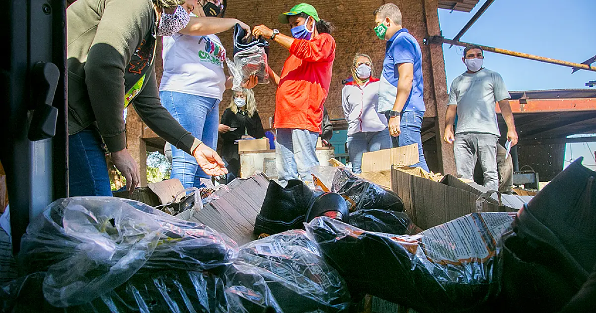 Catadores recebem kit com máscara de tecido e equipamentos de proteção