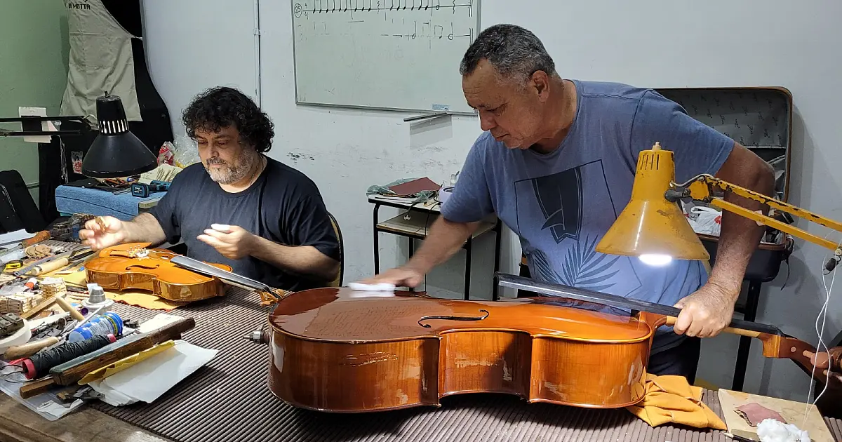 Moinho Cultural recebe luthiers para manutenção de 89 instrumentos