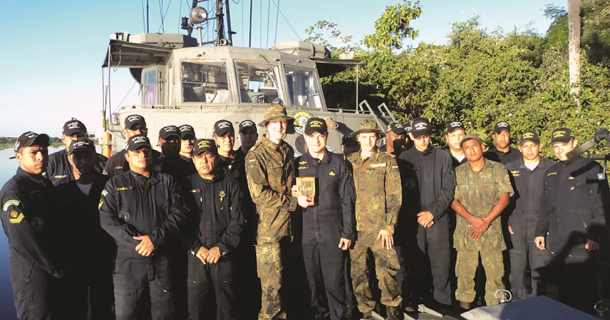 Navio da Marinha brasileira realiza intercambio com militares da Alemanha