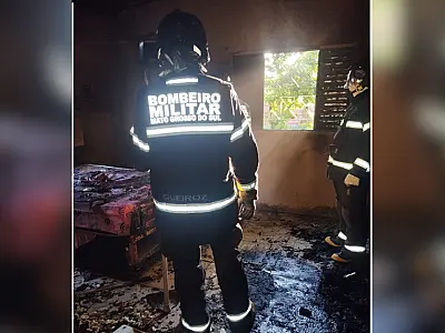 Incêndio em residência mobiliza Bombeiros ao bairro Aeroporto