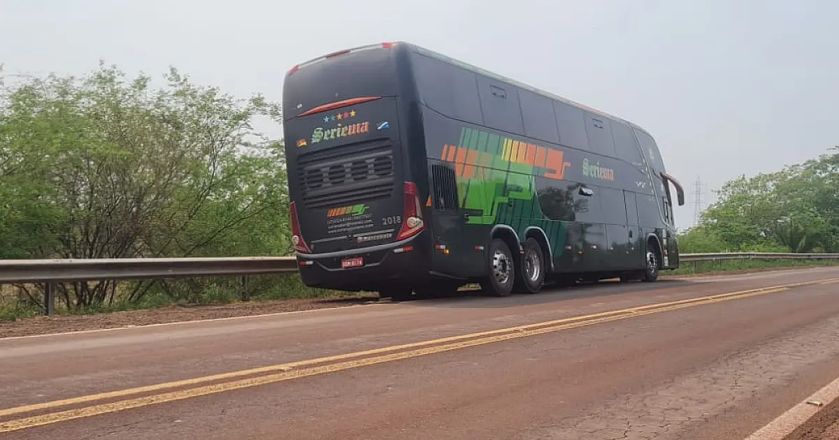 Motorista de ônibus fretado com 42 passageiros perde o controle e colide na mureta da ponte