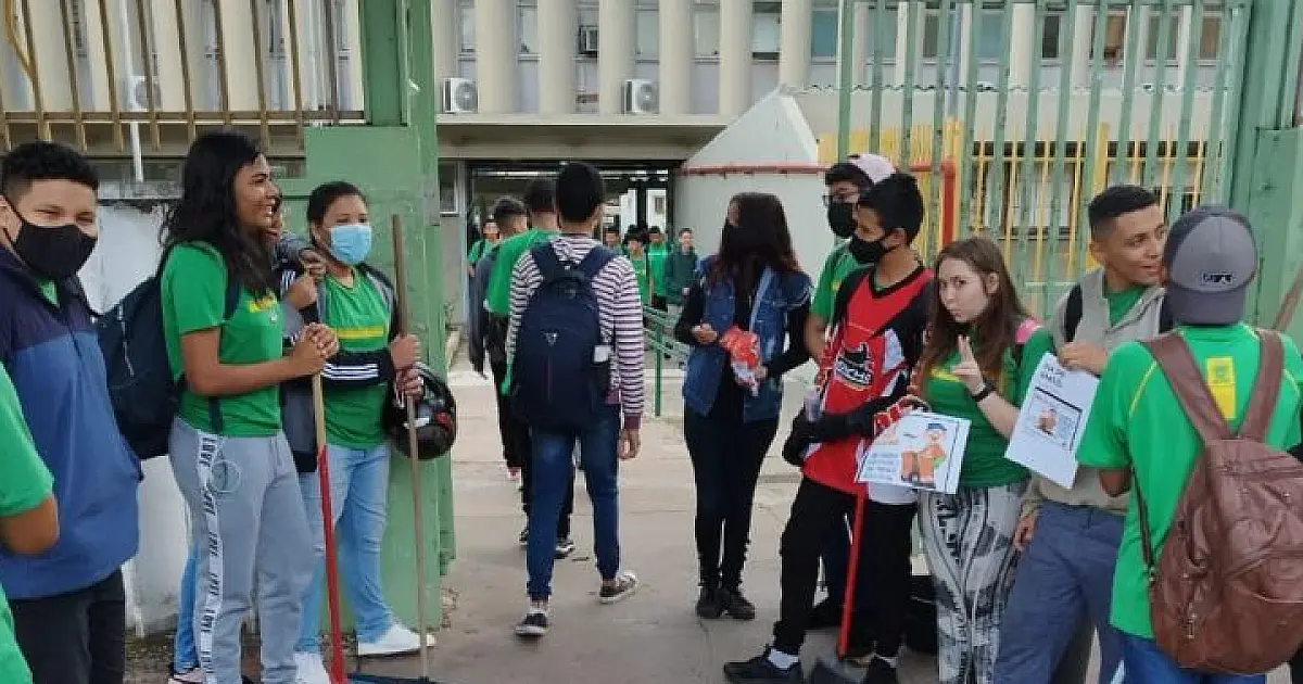 Estudantes da Escola Estadual Júlia Gonçalves homenageiam garis em acolhida