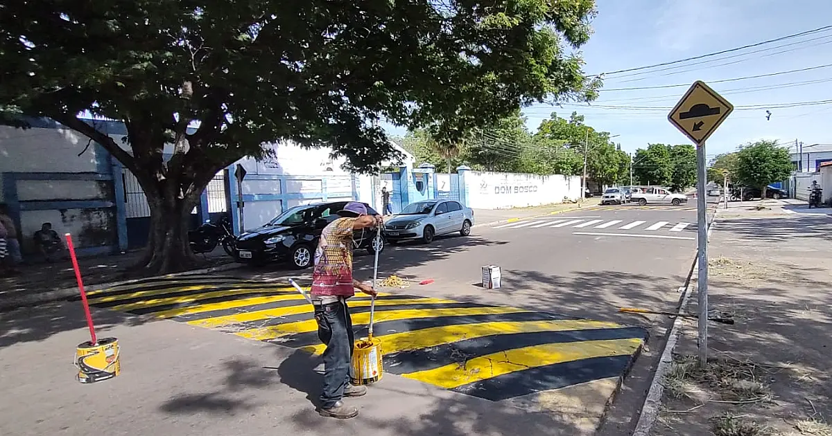 Mais de 50 placas de sinalização horizontal são implantadas em vias de Corumbá